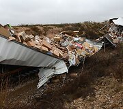 Ant traukinio vagono buvusi vilkiko priekaba.