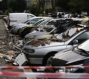 Romoje gaisro ir sprogimo apgadintas daugiabutis.