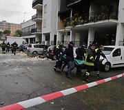 Romoje gaisro ir sprogimo apgadintas daugiabutis.