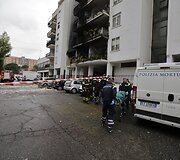 Romoje po sprogimo daugiabutyje i&scaron;vežamas žuvusiojo kūnas