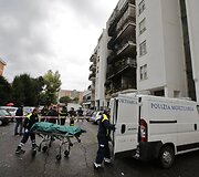 Romoje po sprogimo daugiabutyje i&scaron;vežamas žuvusiojo kūnas
