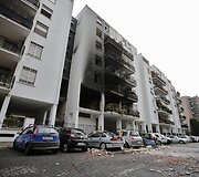 Romoje gaisro ir sprogimo apgadintas daugiabutis.
