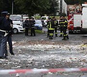 Romoje gaisro ir sprogimo apgadintas daugiabutis.