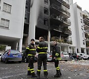 Romoje gaisro ir sprogimo apgadintas daugiabutis.