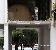 Romoje gaisro ir sprogimo apgadintas daugiabutis.