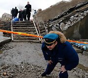 Specialijų tarnybų darbuotojai prie sugriuvusio tilto Kaliningrade