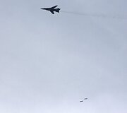 Sirijos pajėgų naikintuvas meta bombas ant Damasko