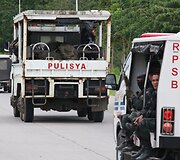 Filipinų policija i&scaron;veža žuvusių kolegų kūnus