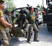 Filipinų policija i&scaron;veža žuvusių kolegų kūnus