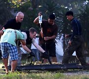 Ruo&scaron;iamasi gabenti sužeistą policininką.