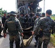 Filipinų policija i&scaron;veža žuvusių kolegų kūnus