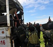 Filipinų policija i&scaron;veža žuvusių kolegų kūnus