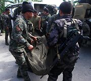 Filipinų policija i&scaron;veža žuvusių kolegų kūnus