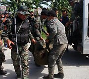 Filipinų policija i&scaron;veža žuvusių kolegų kūnus