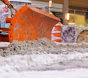 Niujorke nuo &scaron;aligatvio valomas sniegas