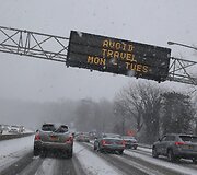 Niujorko greitkelyje ant &scaron;vieslentės perspėjimas vengti kelionių.