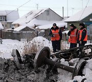 Sibire nuo bėgių nuriedėjo traukinys