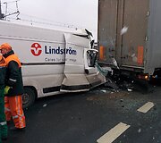 Krovininio mikroautobuso ir vilkiko avarija Savanorių pr., Vilniuje
