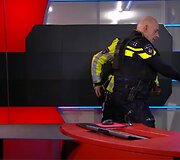 Policija sulaikė ginkluotą vyrą, kuris buvo įsiveržęs į &bdquo;NOS&ldquo; televiziją.