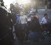 Tel Avivo autobuse palestinietis peiliu sužeidė 10 žmonių.