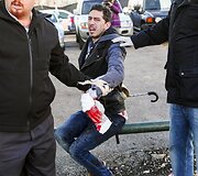 Tel Avivo autobuse palestinietis peiliu sužeidė 10 žmonių.