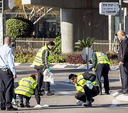 Valomas kraujas vietoje, kur autobuse palestinietis peiliu sužeidė 10 žmonių.