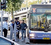 Tel Avivo autobuse palestinietis peiliu sužeidė 10 žmonių.