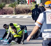 Valomas kraujas vietoje, kur autobuse palestinietis peiliu sužeidė 10 žmonių.