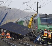 Prancūzijoje traukinys pervažoje atsitrenkė į vilkiką