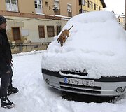 Ispanijos &scaron;iaurėje &scaron;uo ant apsnigto automobilio 