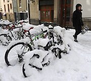 Ispanijos &scaron;iaurėje apsnigti dviračiai