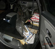 Automobilio dugne paslėptos kontrabandinės cigaretės 