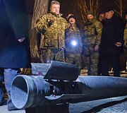 Ukrainos prezidentas Petro Poro&scaron;enka prie raketos likučių Kramatorske