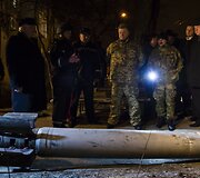 Ukrainos prezidentas Petro Poro&scaron;enka prie raketos likučių Kramatorske