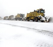 Čikagos O'Hare tarptautiniame oro uoste valomas sniegas