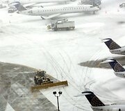 Čikagos O'Hare tarptautiniame oro uoste valomas sniegas