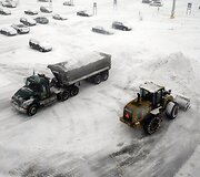 I&scaron; automobilių stovėjimo aik&scaron;telės i&scaron;vežamas sniegas.