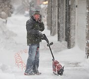 Vyras nuo &scaron;aligatvio valo sniegą