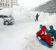 Sen Lari Sulano slidinėjimo kurorte apsnigti automobiliai