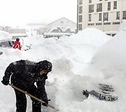 Sen Lari Sulano slidinėjimo kurorte apsnigtas automobilis