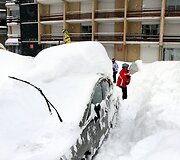 Sen Lari Sulano slidinėjimo kurorte apsnigtas automobilis
