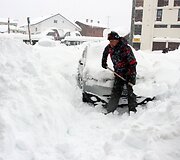 Sen Lari Sulano slidinėjimo kurorte apsnigtas automobilis