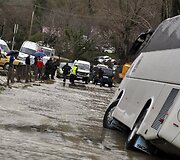 Albanijoje per potvynį nuo kelio nuslydo autobusas