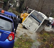 Albanijoje per potvynį nuo kelio nuslydo autobusas