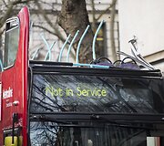 Dviauk&scaron;čio autobuso avarija Londone 