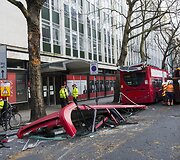 Dviauk&scaron;čio autobuso avarija Londone 