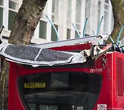 Dviauk&scaron;čio autobuso avarija Londone 