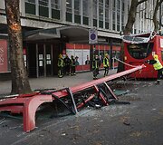Dviauk&scaron;čio autobuso avarija Londone 