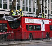 Dviauk&scaron;čio autobuso avarija Londone 