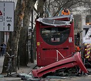 Dviauk&scaron;čio autobuso avarija Londone 